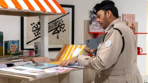 عربة "منصة للتوزيع".. تجربة ثقافية تجوب في أنحاء الشارقة منصة للتوزيع