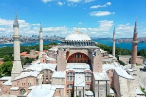 حريق متعمد داخل آيا صوفيا يثير القلق حول سلامة المعلم التاريخي في إسطنبول آيا صوفيا