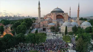 حريق متعمد داخل آيا صوفيا يثير القلق حول سلامة المعلم التاريخي في إسطنبول آيا صوفيا