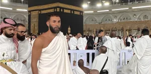 شاهد بالفيديو.. كريم بنزيما يؤدي مناسك العمرة قبيل انطلاق الموسم الجديد مع الاتحاد كريم بنزيما