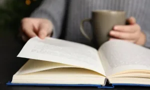 القراءة في خطر: دراسة تحذر من تراجع عادة القراءة وتأثيرها السلبي على الصحة النفسية القراءة
