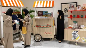 عربة "منصة للتوزيع".. تجربة ثقافية تجوب في أنحاء الشارقة منصة للتوزيع