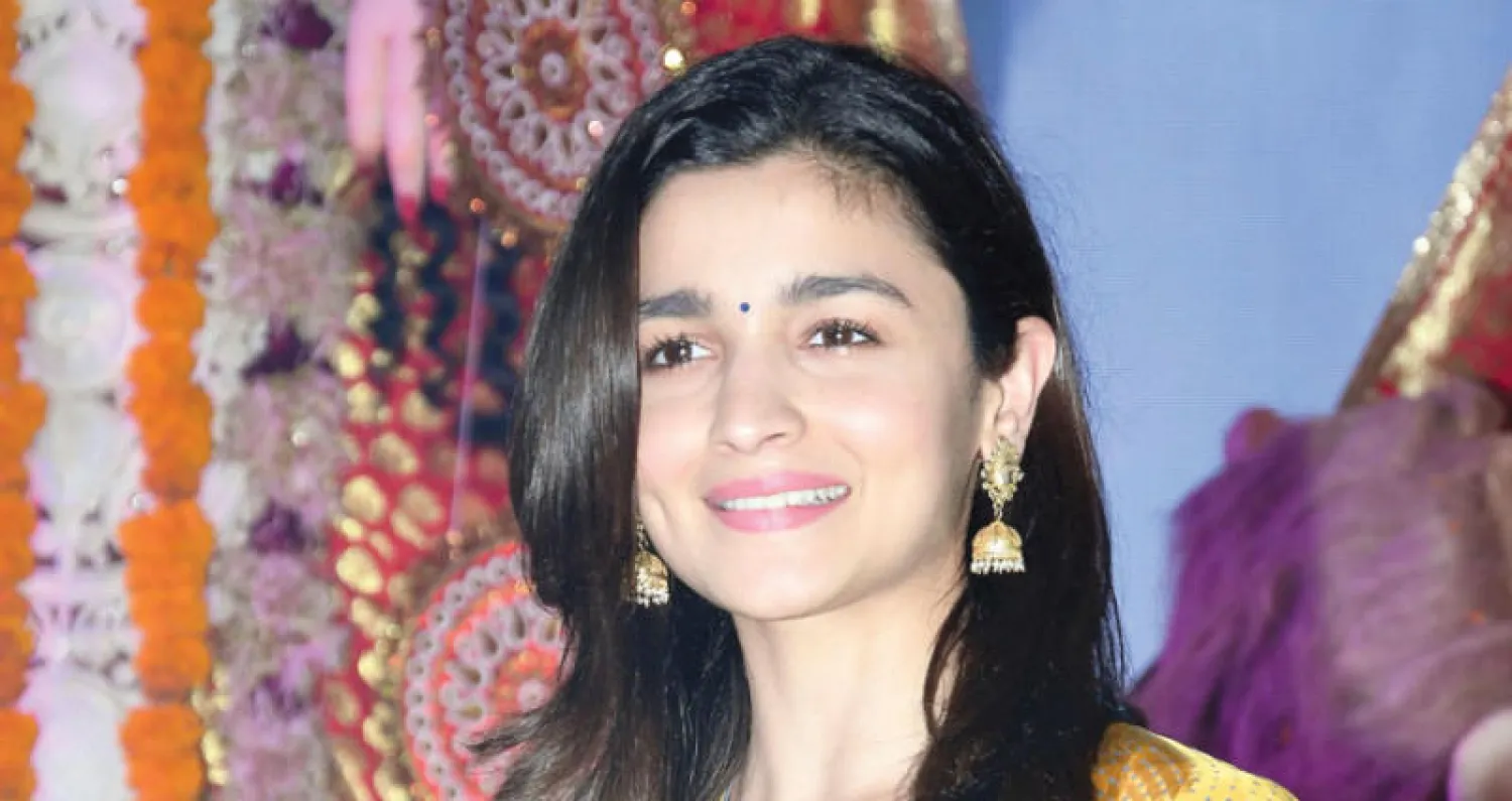 عليا بهات حديث العالم بعد مواجهة المصورين وطردهم: هذا ليس مبناكم.. اخرجوا فورًا عليا بهات