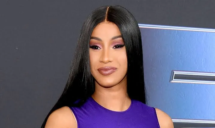 محاكمة الأمريكية كاردي بي تتحول إلى عرض ترفيهي على الإنترنت: تريند بسبب الشعر والأظافر محاكمة الأمريكية كاردي بي