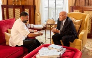 صورة محمد صلاح ومجدي يعقوب تشعل السوشيال ميديا.. لحظة إنسانية تجمع بين الرياضة والعلم محمد صلاح