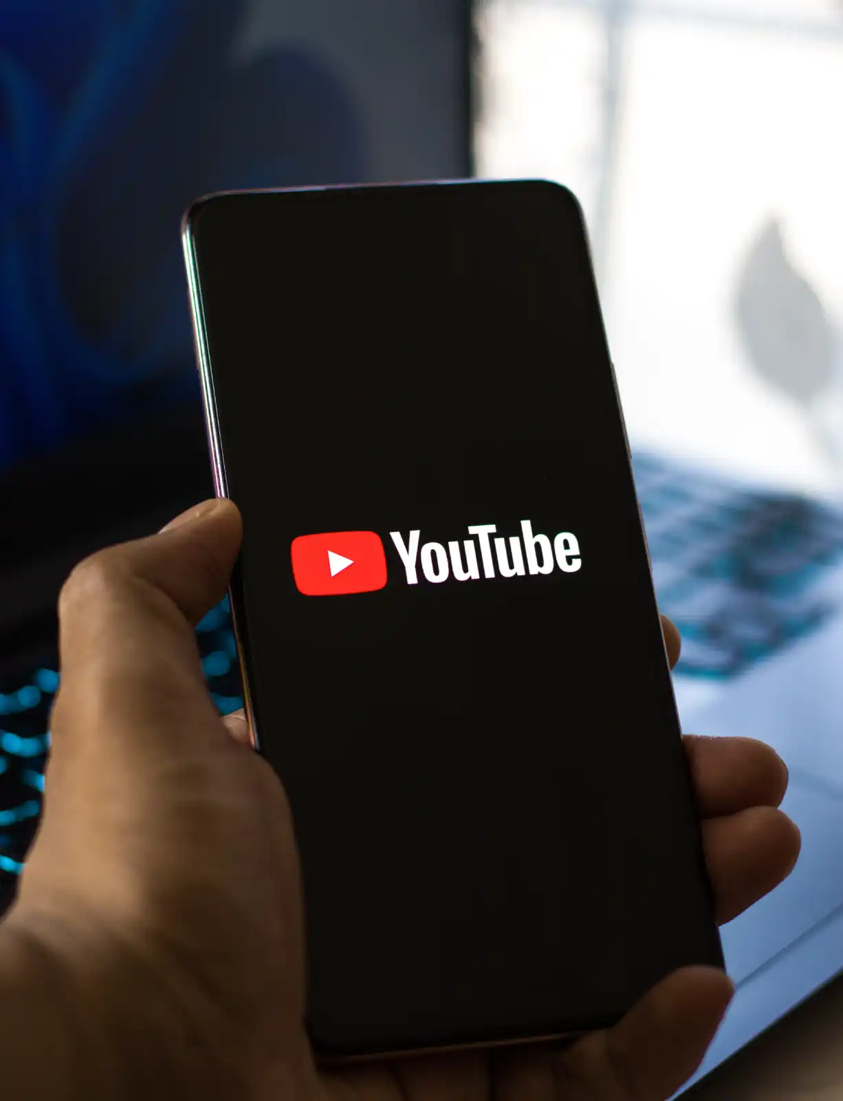 يوتيوب ميوزيك يُفعّل المضيف الذكي: تجربة استماع لم تعِشها من قبل يوتيوب