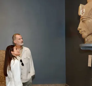 “سيلفي ملكي بمعبد حتشبسوت”..زيارة ملك إسبانيا وزوجته تضع الأقصر بمصر في دائرة الضوء العالمي ملك إسبانيا