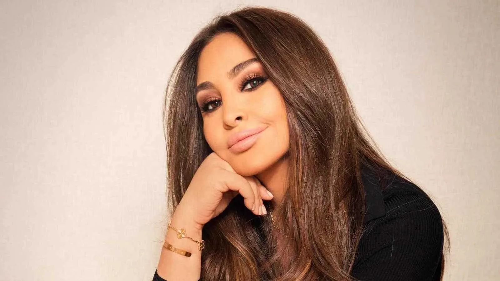 إليسا تكسر الصمت: مفاجآت قادمة واشتياق لا يُخفى إليسا