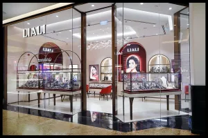 "ليالي" تكتب فصلاً جديداً من الأناقة في مول الإمارات.. خمسة وعشرون عاماً من البريق تُروى من جديد ليالي