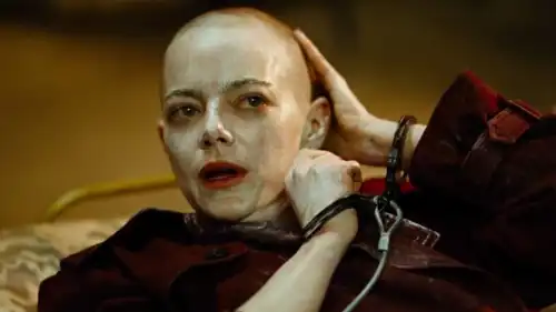 إيما ستون تواجه تجربة جريئة: حلق شعرها بالكامل في فيلم Bugonia 22fc104a bd32 4d8d a7d5 8a748cdb3242 thumbnail