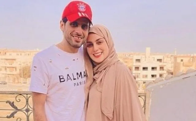 حمدي الميرغني ينهي الجدل بصورة رومانسية مع زوجته أمام برج إيفل حمدي الميرغني