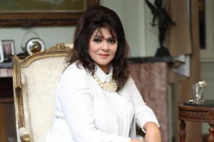 حادث سير يطال الفنانة هالة صدقي في الشيخ زايد: تحطم السيارة وإصابة السائق هالة صدقي