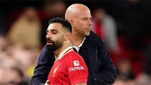 أرني سلوت يدافع عن محمد صلاح: “الوقت كفيل بعودة الملك إلى عرشه” محمد صلاح