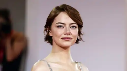 إيما ستون تواجه تجربة جريئة: حلق شعرها بالكامل في فيلم Bugonia إيما ستون