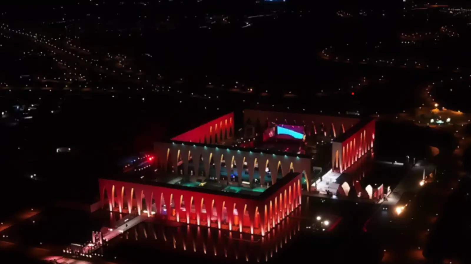 طه الدسوقي يشعل افتتاح مهرجان الجونة 2025: ويرد على مهاجمة الصحافة المصرية (فيديو) طه الدسوقي