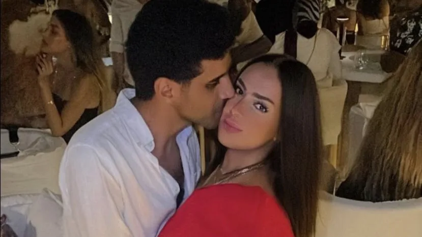 حمدي الميرغني ينهي الجدل بصورة رومانسية مع زوجته أمام برج إيفل حمدي الميرغني