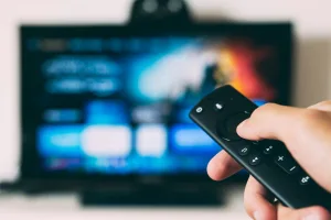 كاليفورنيا تمنع صراخ الإعلانات: قانون جديد لضبط مستوى الصوت في التلفزيون والبث الرقمي الإعلانات