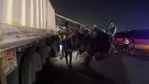 تصادم عنيف على طريق السويس يُسقط أرواحًا ويزلزل القلوب تصادم عنيف