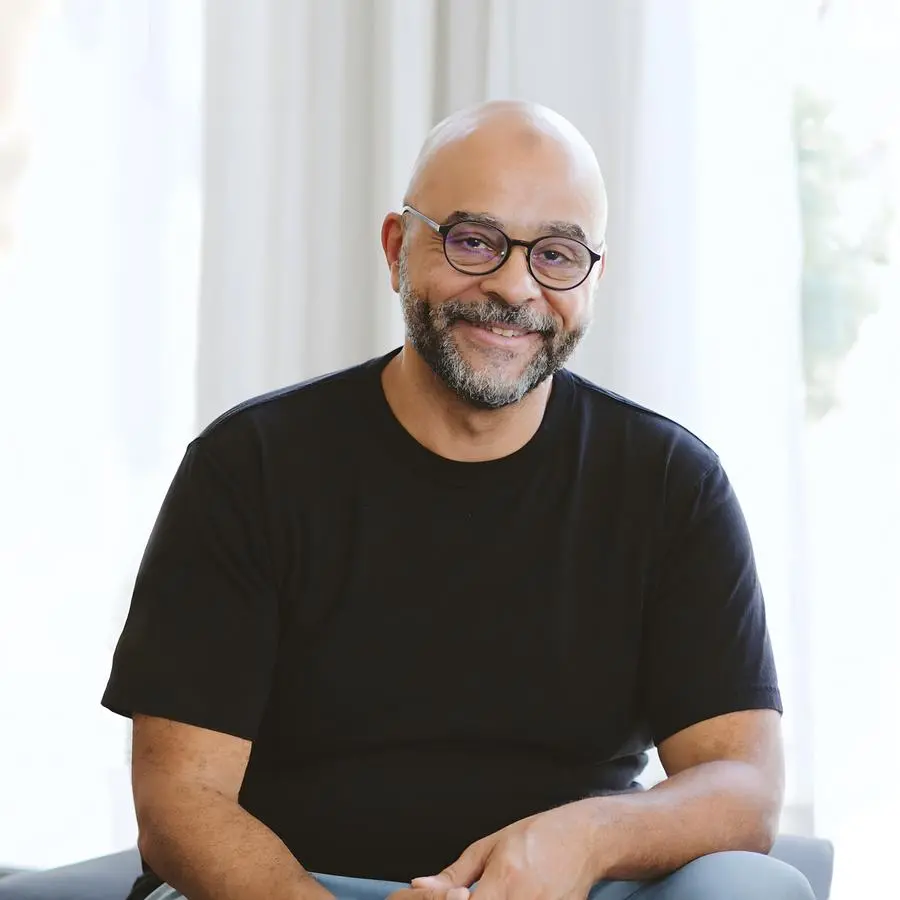 مو جودت في معرض الشارقة للكتاب 2025… حين تتحوّل السعادة إلى “واجب يومي” مو جودت