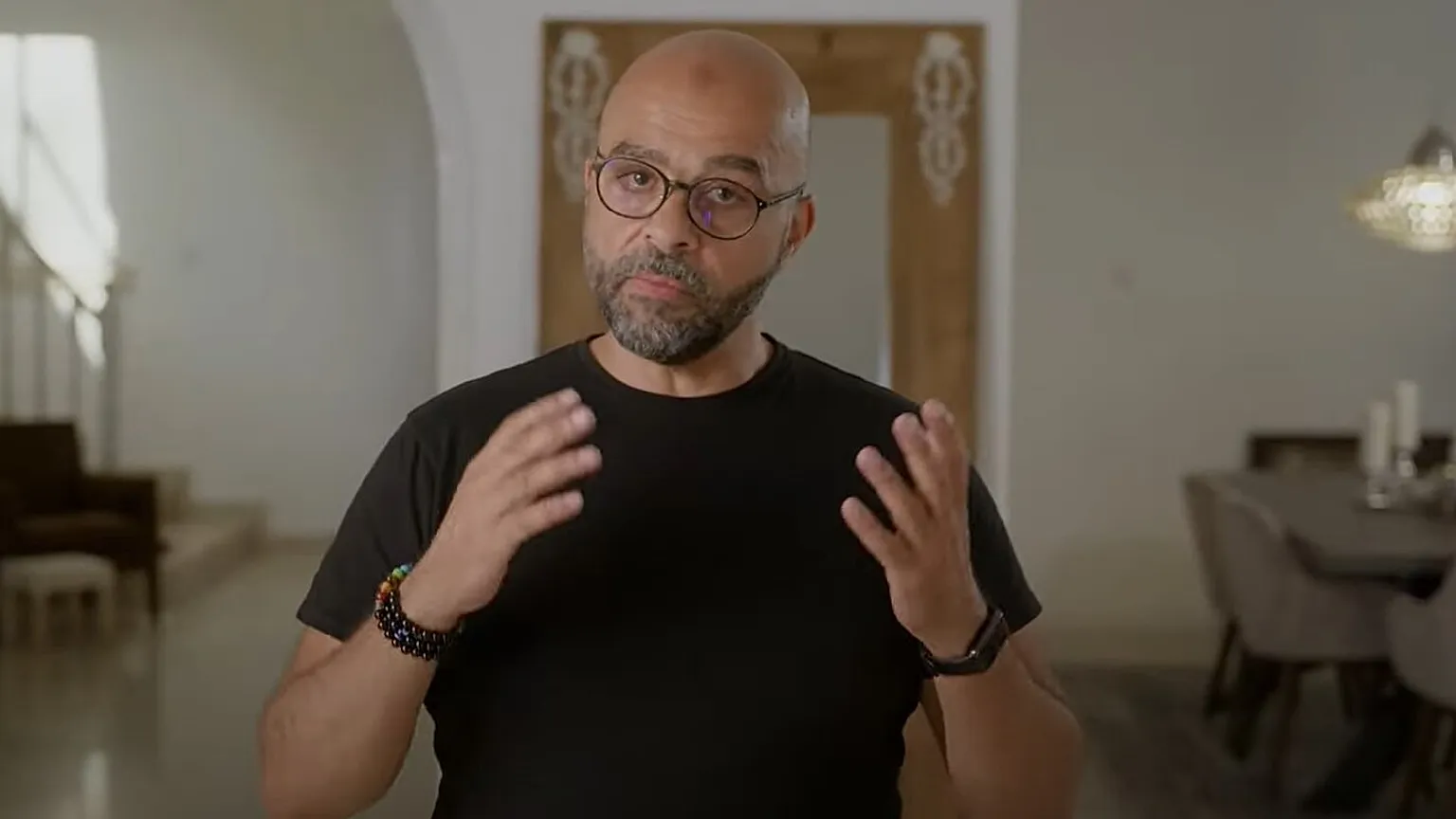 مو جودت في معرض الشارقة للكتاب 2025… حين تتحوّل السعادة إلى “واجب يومي” مو جودت