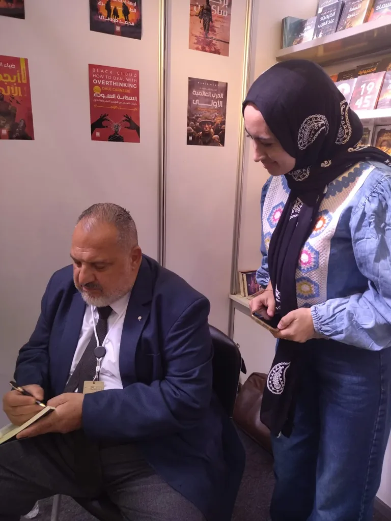 169760 الفنان خالد الصاوى يوقع روايته أطلال