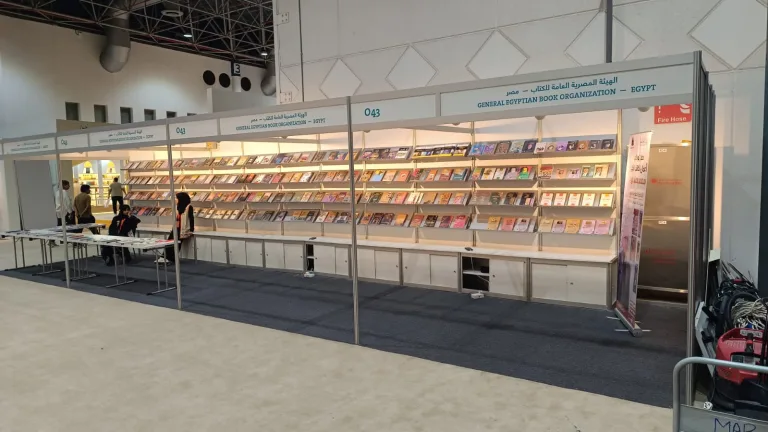 معرض الشارقة الدولي للكتاب.. الردهة المصرية تفيض بالأدب والحكايات وتعيد وهج الكلمة العربية 180288 جناح هيئة الكتاب