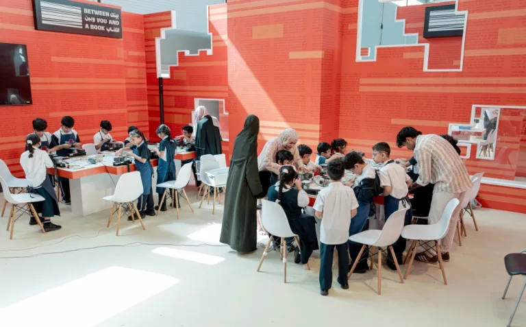 أطفال إماراتيون يضيئون معرض الشارقة للكتاب 2025: قصص مُلهمة تصنع مستقبلًا واعِدًا 2 2025 11 08T111358.742