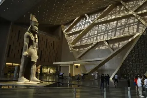 مخرج حفل افتتاح المتحف المصري الكبير يرد لأول مرة على الانتقادات  المتحف المصري