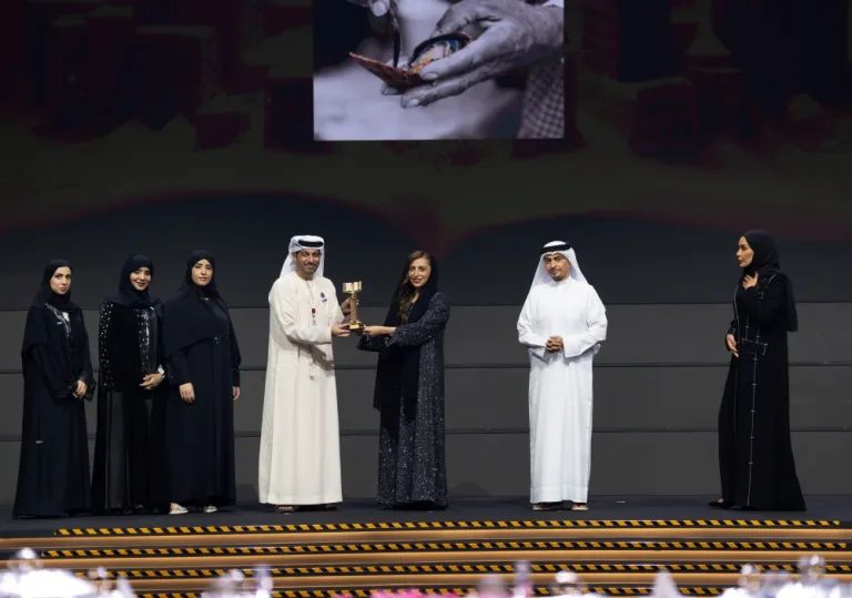 الشيخة بدور القاسمي تكرم الفائزين بجوائز معرض الشارقة الدولي للكتاب في دورته الـ44 401240 الشيخة بدور القاسمة تكرم الفائزين