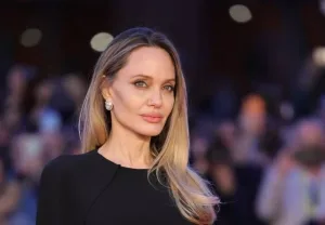 أنجلينا جولي تواجه موقفاً محرجاً في أوكرانيا بعد احتجاز أحد مرافقيها.. ما القصة ؟ أنجلينا جولي