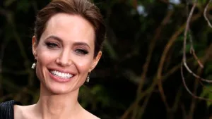 أنجلينا جولي تواجه موقفاً محرجاً في أوكرانيا بعد احتجاز أحد مرافقيها.. ما القصة ؟ أنجلينا جولي