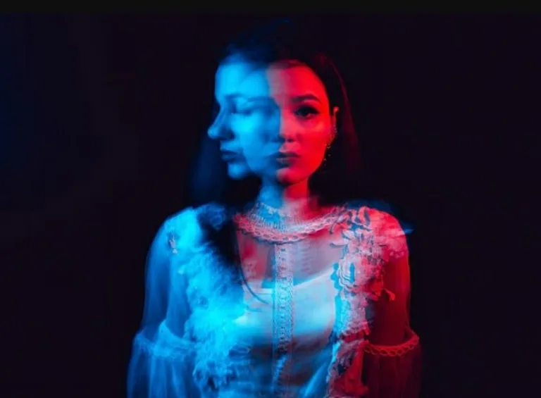 اللون الأزرق.. مرآة خفية لاضطرابات النفس البشرية الأزرق