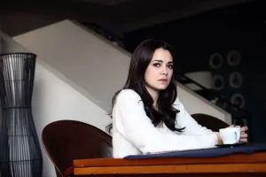 أوزغو نامال تنجو مع طفليها من حادث سير مروّع في إسطنبول أوزغو نامال