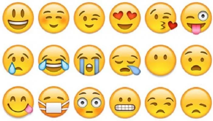 الإيموجي.. من ابتسامة بريئة إلى دليل إدانة: كيف تحوّلت الرموز التعبيرية إلى جريمة سبّ إلكتروني بالقانون الإماراتي؟ الإيموجي