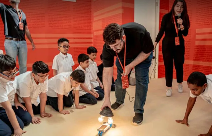 أطفال إماراتيون يضيئون معرض الشارقة للكتاب 2025: قصص مُلهمة تصنع مستقبلًا واعِدًا أطفال إماراتيون