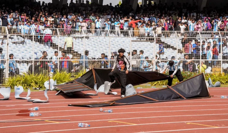 ميسي يتسبب في فوضى كبرى بالهند.. حلم الجماهير يتحول إلى غضب 877