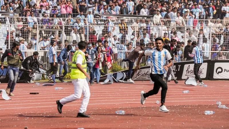 ميسي يتسبب في فوضى كبرى بالهند.. حلم الجماهير يتحول إلى غضب ميسي