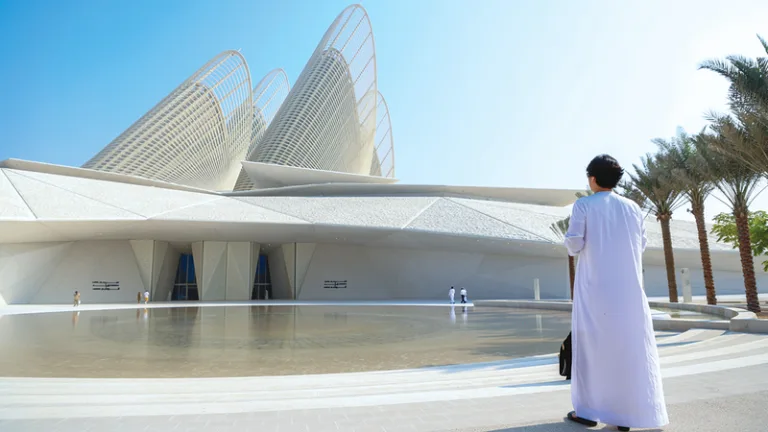 متحف زايد الوطني يستقبل زواره الأوائل وسط إقبال لافت ونفاد التذاكر في الساعة الافتتاحية زايد