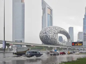 «الدفاع المدني» يدق ناقوس الخطر مع الأمطار.. إرشادات صارمة لحماية الأرواح والممتلكات في أبوظبي الأمطار