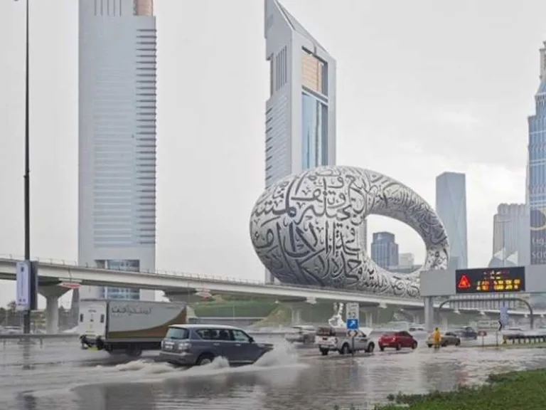خلال الأمطار في الإمارات.. مخالفات جسيمة وغرامات مرورية للمخالفين حفاظاً على الأرواح والممتلكات الأمطار