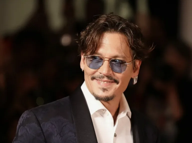 جوني ديب يفاجئ الروائية السعودية فاطمة آل عمرو في مهرجان البحر الأحمر JohnnyDepp