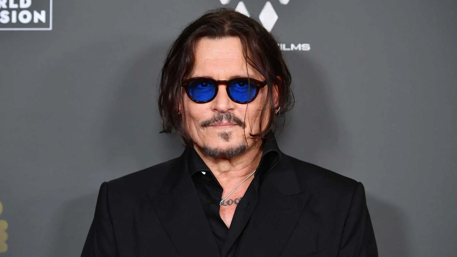 جوني ديب يفاجئ الروائية السعودية فاطمة آل عمرو في مهرجان البحر الأحمر جوني ديب