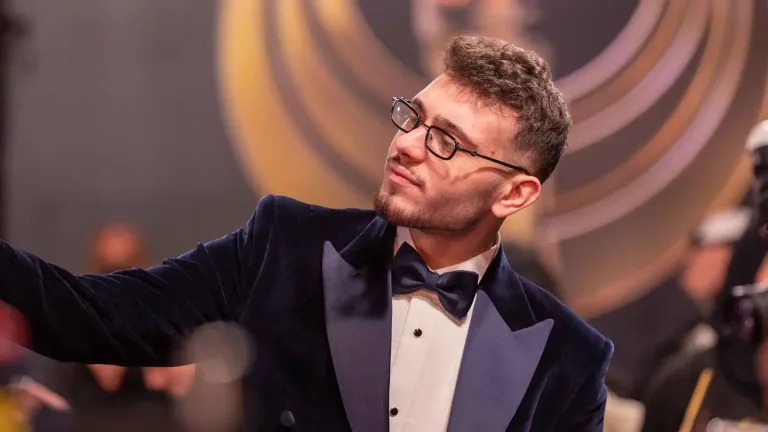 15a36621 d963 49a1 93ea 9eed4a7bb305