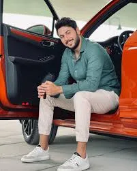 كريم ديب متحدثًا في قمة المليار متابع.. خبرة صحفية تقود مشهد محتوى السيارات كريم ديب