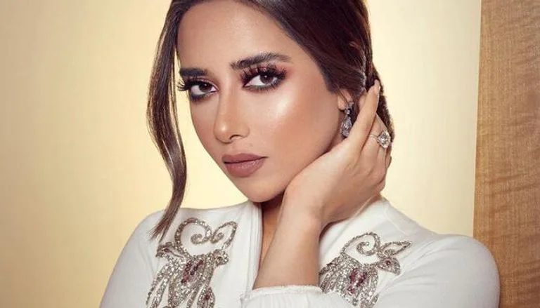 اليمينة بلقيس تشعل السوشيال ميديا.. بين سحر الألوان وضجيج الذكاء الاصطناعي هل تشارك في ترند اليمينة بلقيس