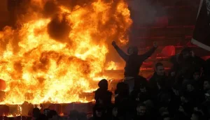 حريق مفاجئ يوقف ديربي صربيا بين ريد ستار وبارتيزان مؤقتاً.. فيديو حريق