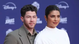 بريانكا شوبرا تشعل السجادة الحمراء بإطلالة “ماري الدموية” الجريئة بريانكا شوبرا