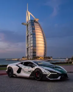 لامبورغيني ريفويلتو مانصوري تنضم لأسطول شرطة دبي.. أداء خرافي وتصميم هجومي فائق لامبورغيني