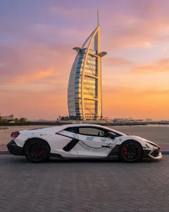 لامبورغيني ريفويلتو مانصوري تنضم لأسطول شرطة دبي.. أداء خرافي وتصميم هجومي فائق لامبورغيني