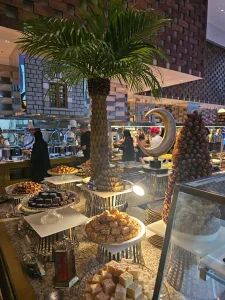 تجربة إفطار رمضاني فاخر على ضفاف خور دبي: ماذا يقدّم مطعم أنيس في فندق إنتركونتيننتال فستيفال سيتي دبي؟ تجربة إفطار